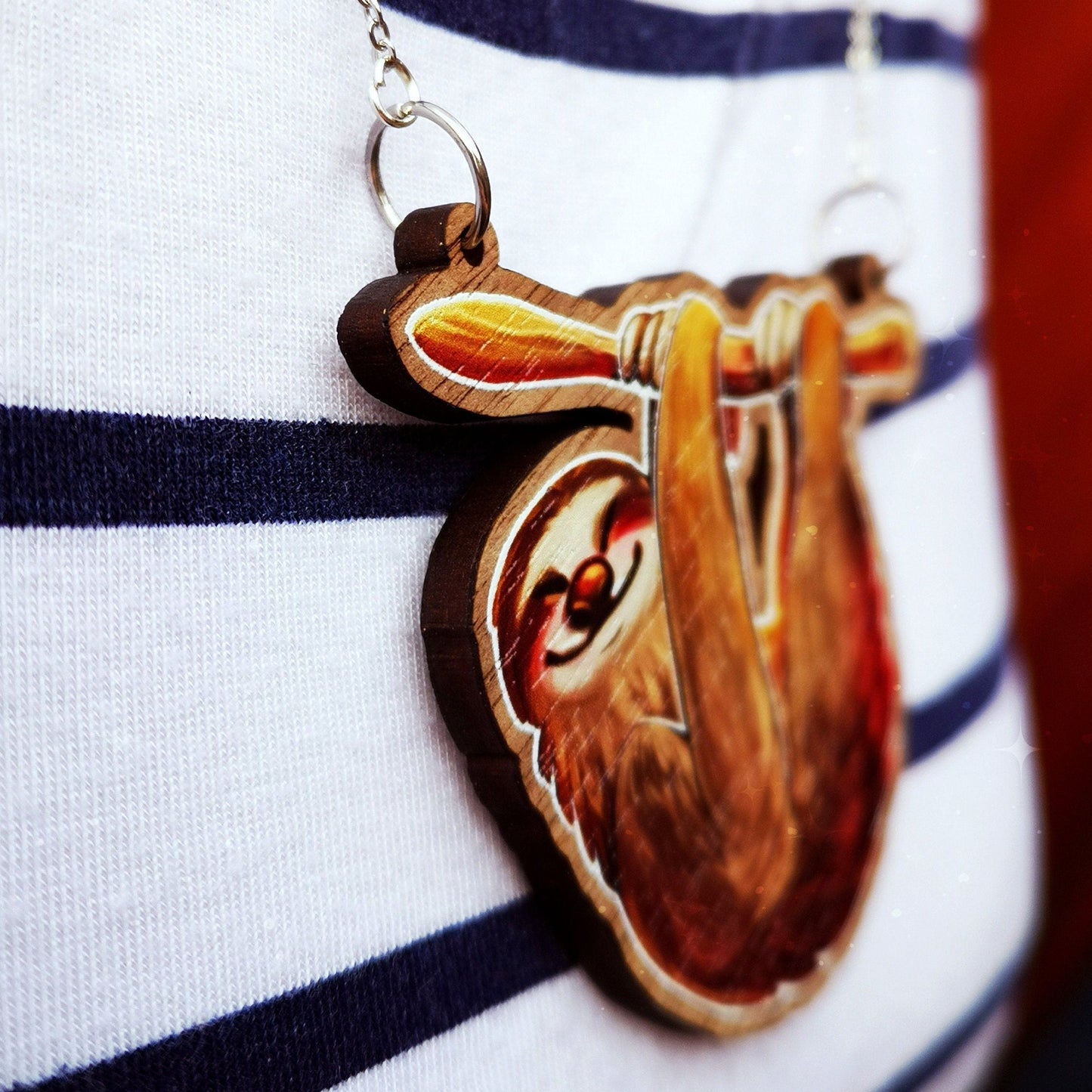Collier en bois avec motif paresseux pygmée