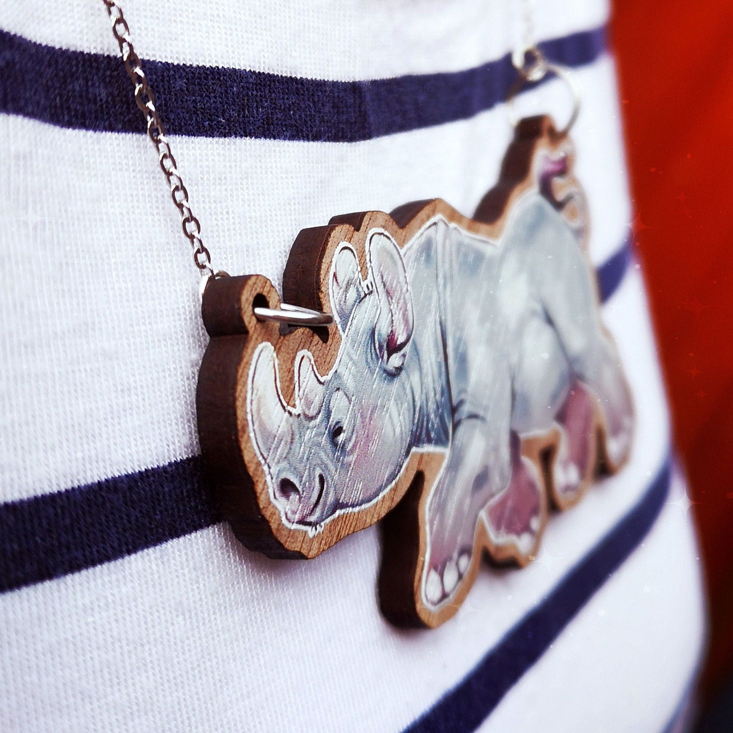Collar de madera con diseño de rinoceronte negro
