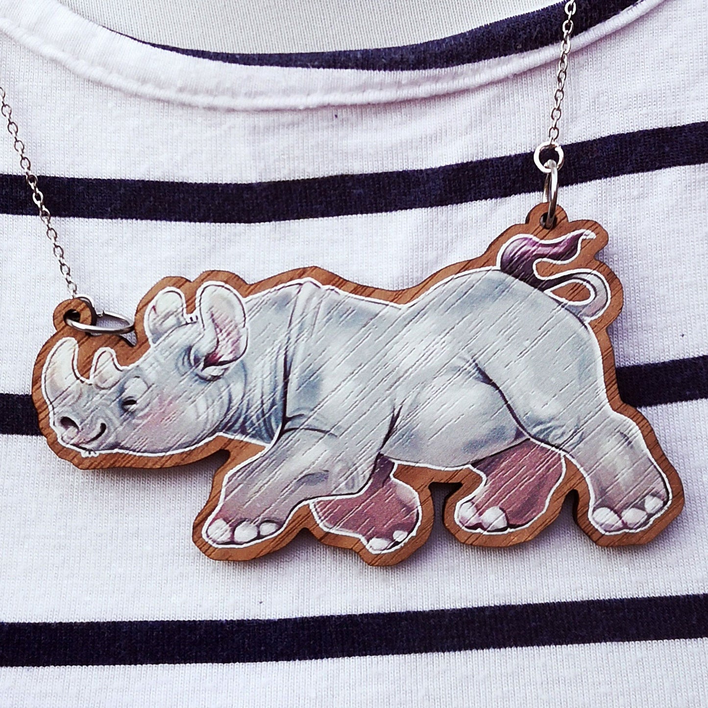 Collar de madera con diseño de rinoceronte negro