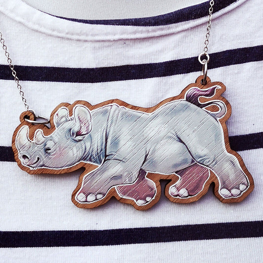 Collar de madera con diseño de rinoceronte negro