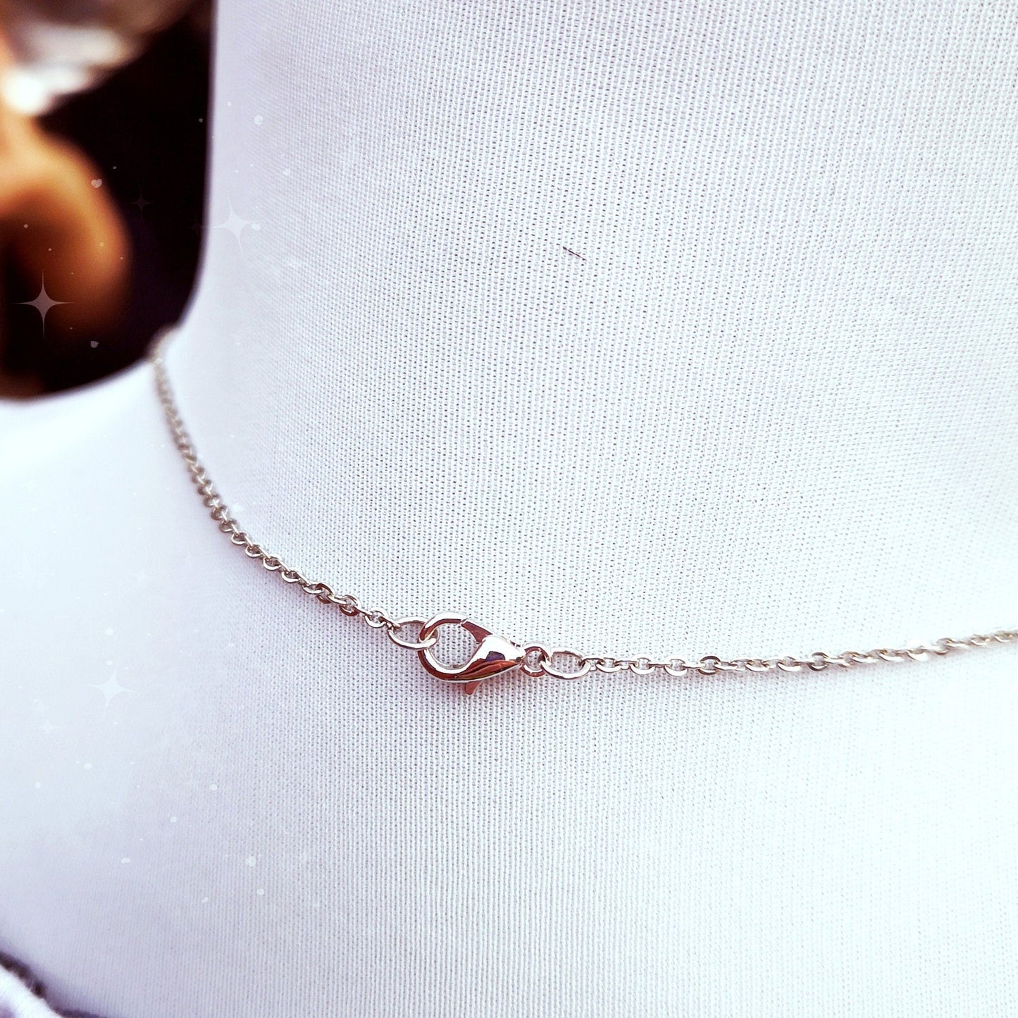 Collar de madera con diseño de rinoceronte negro