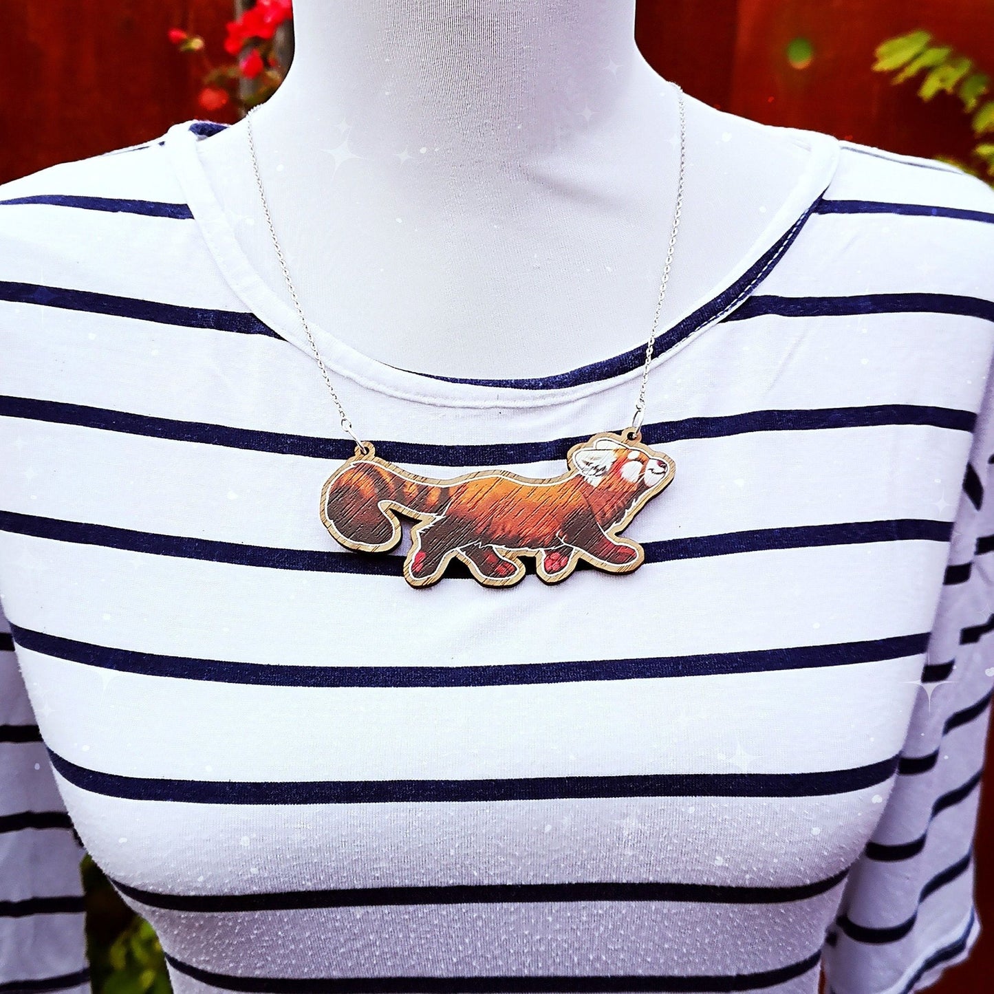 Collar de madera con diseño de panda rojo