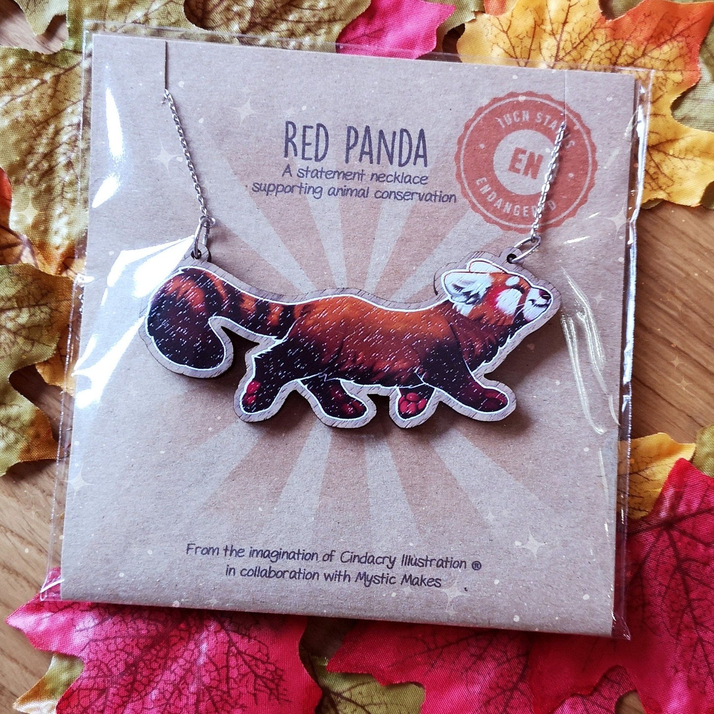 Collar de madera con diseño de panda rojo