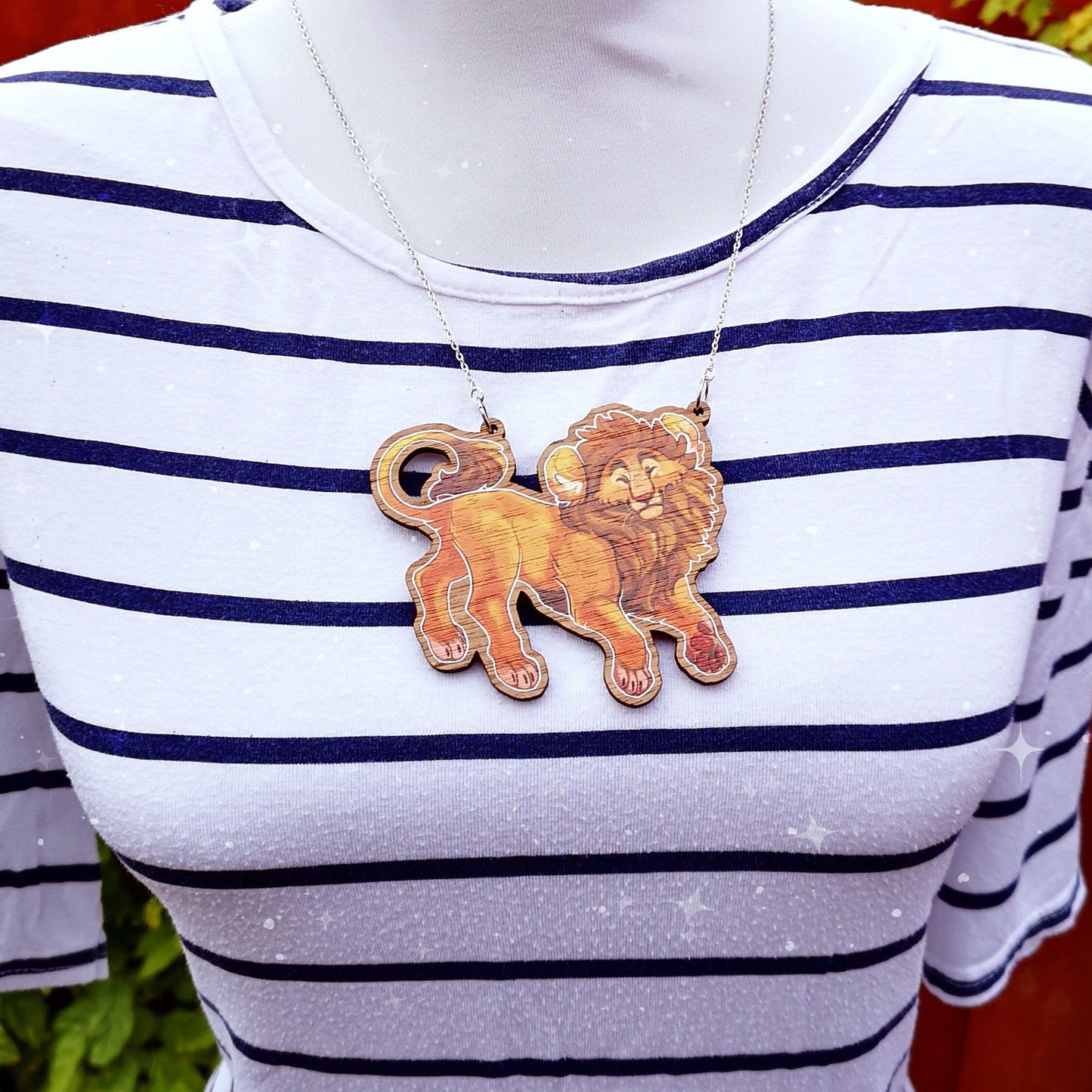 Collar de madera con diseño de león