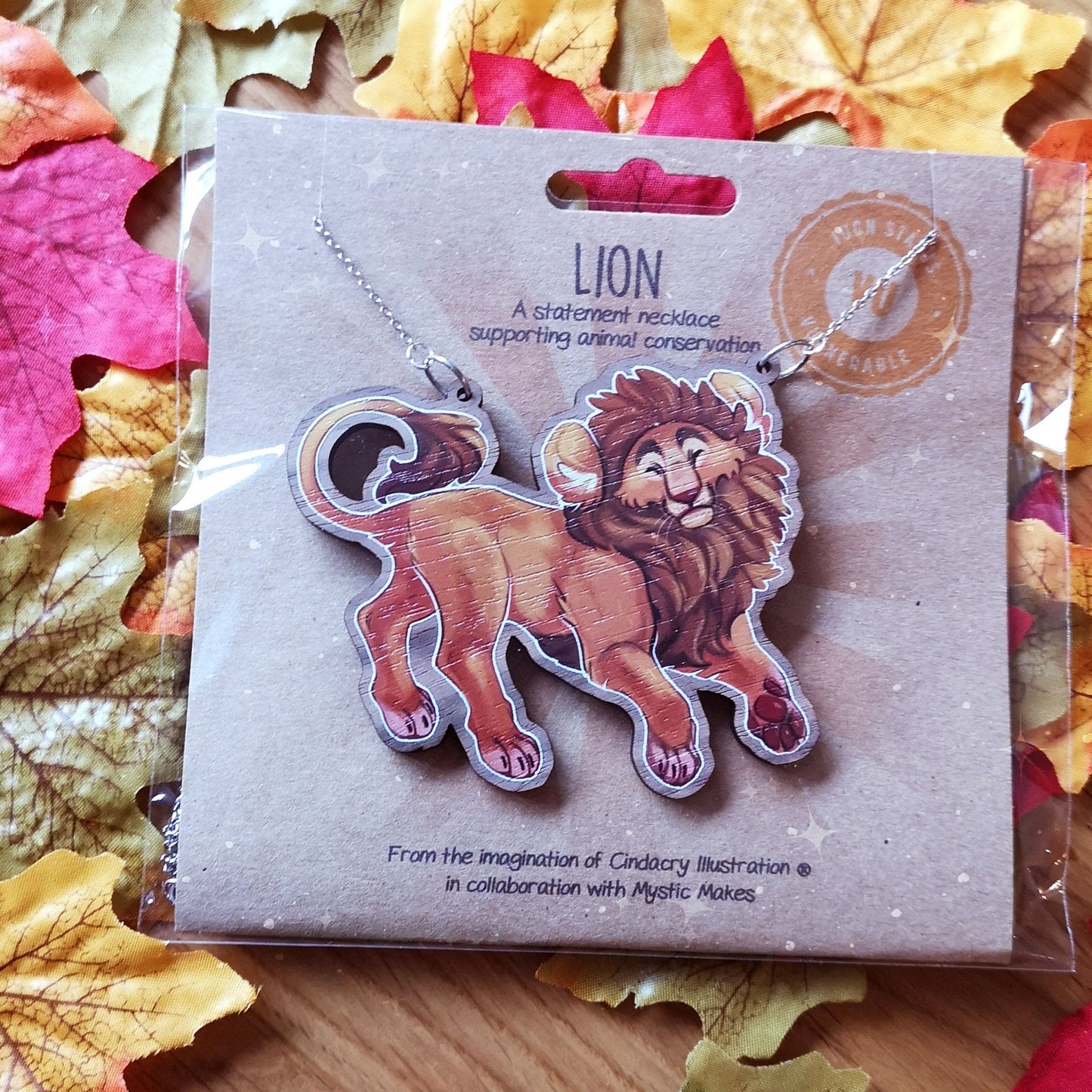 Collar de madera con diseño de león