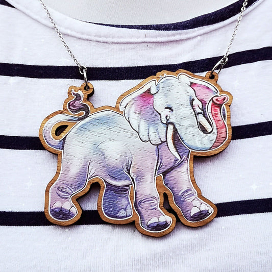 Collar de madera con diseño de elefante