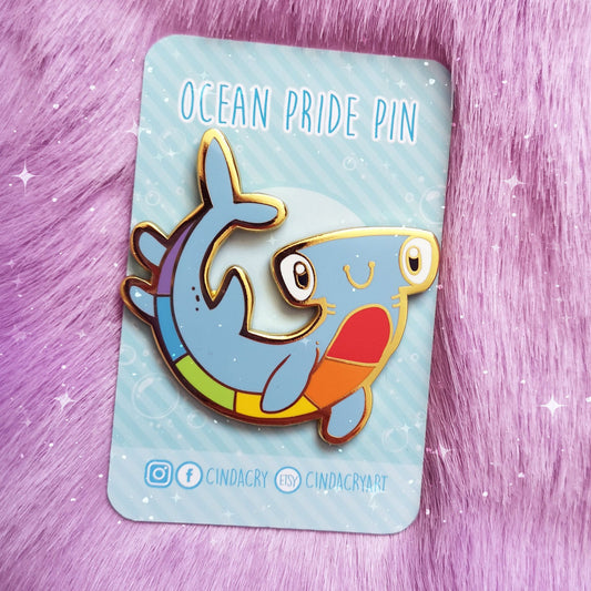 Pin de esmalte duro con el orgullo del océano y el tiburón martillo