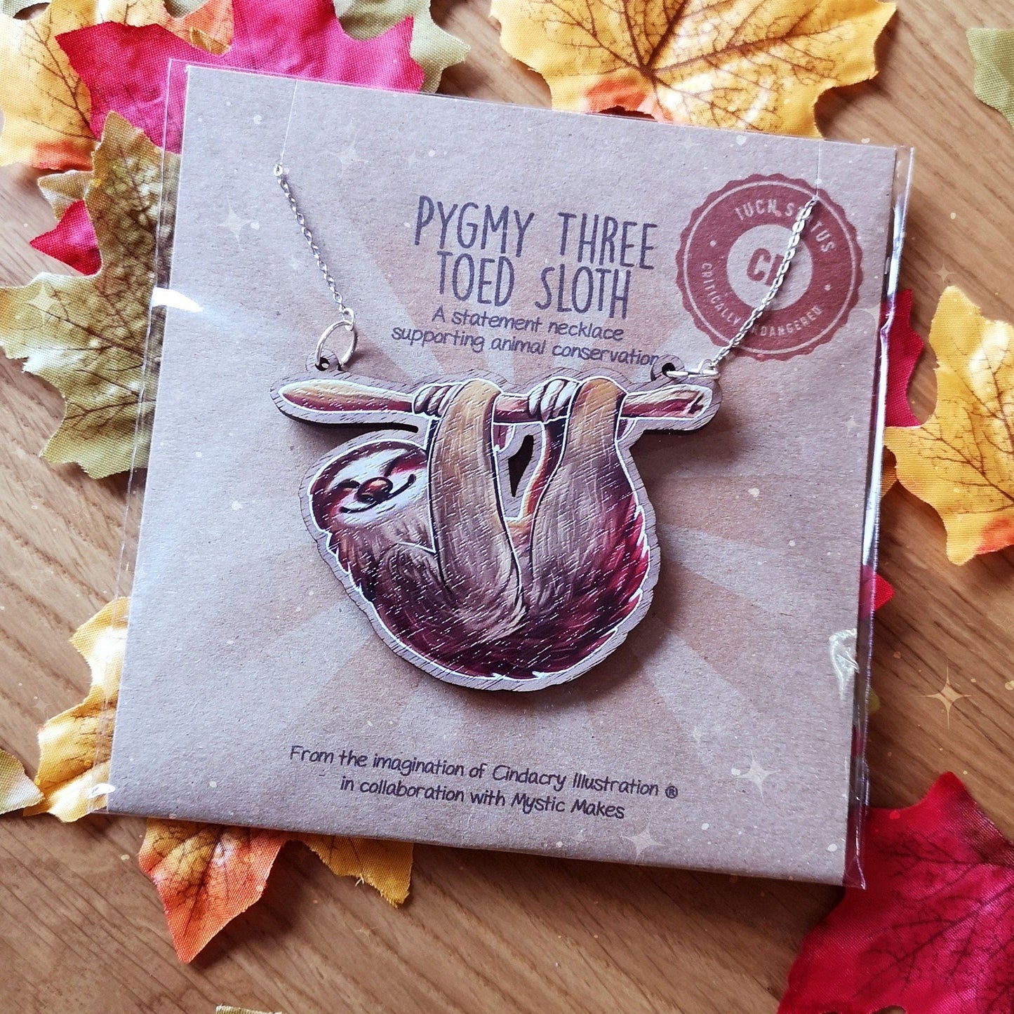 Collar de madera con diseño de perezoso pigmeo