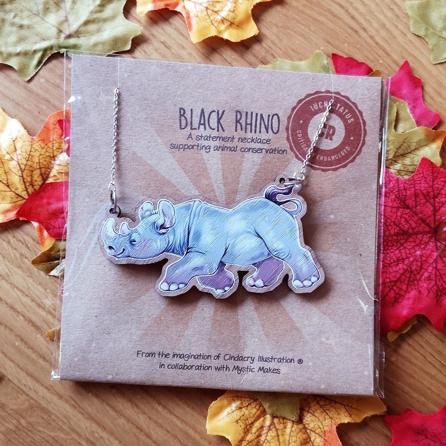 Collar de madera con diseño de rinoceronte negro