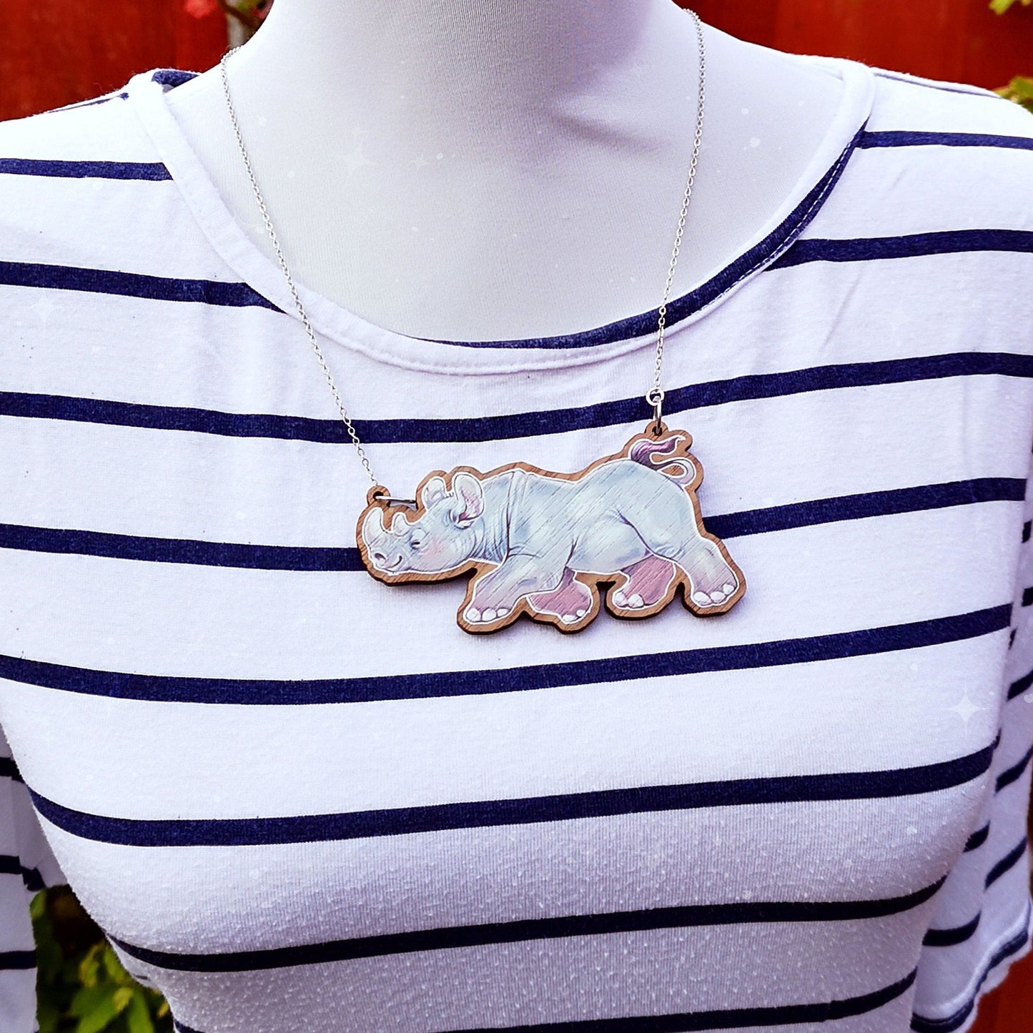 Collar de madera con diseño de rinoceronte negro