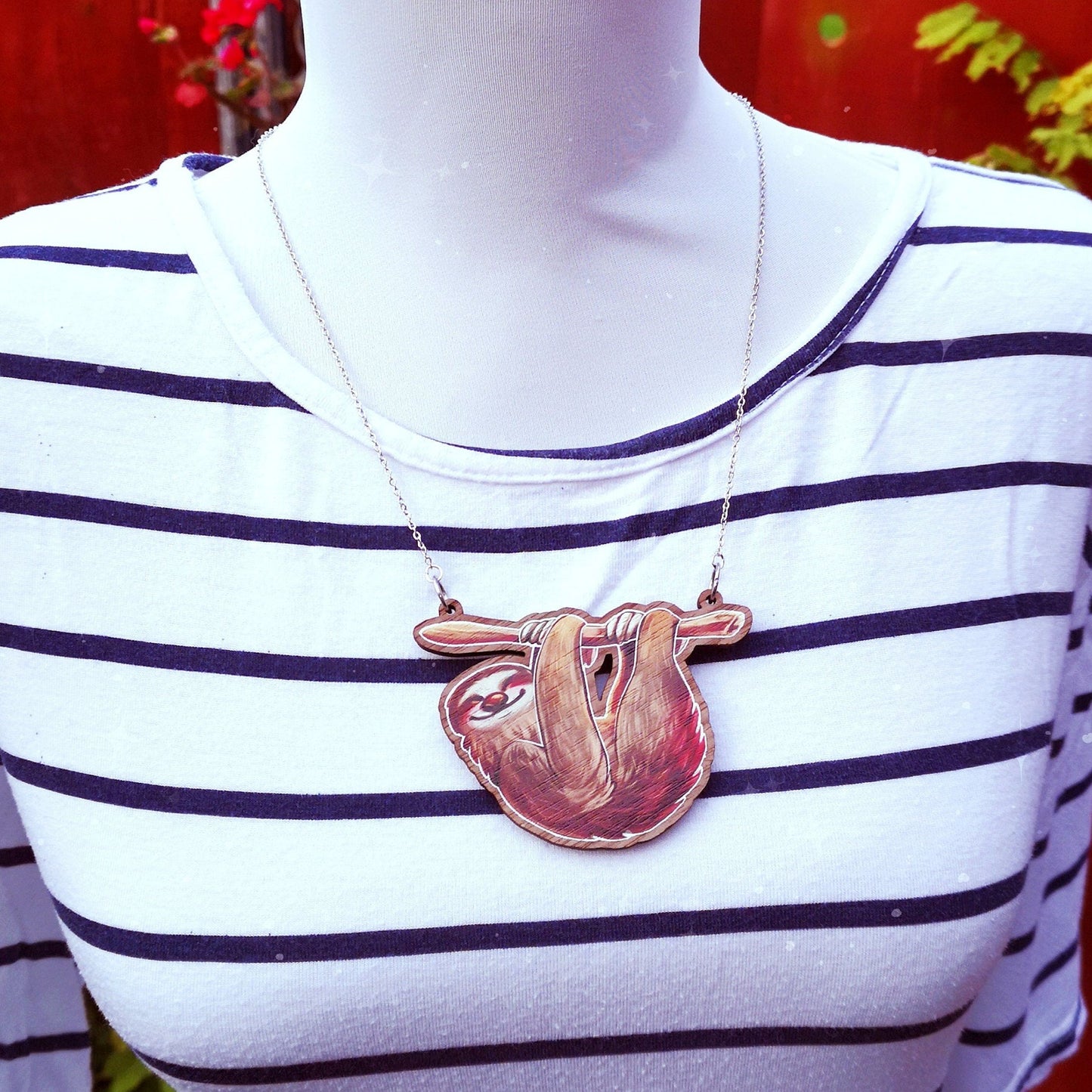 Collier en bois avec motif paresseux pygmée