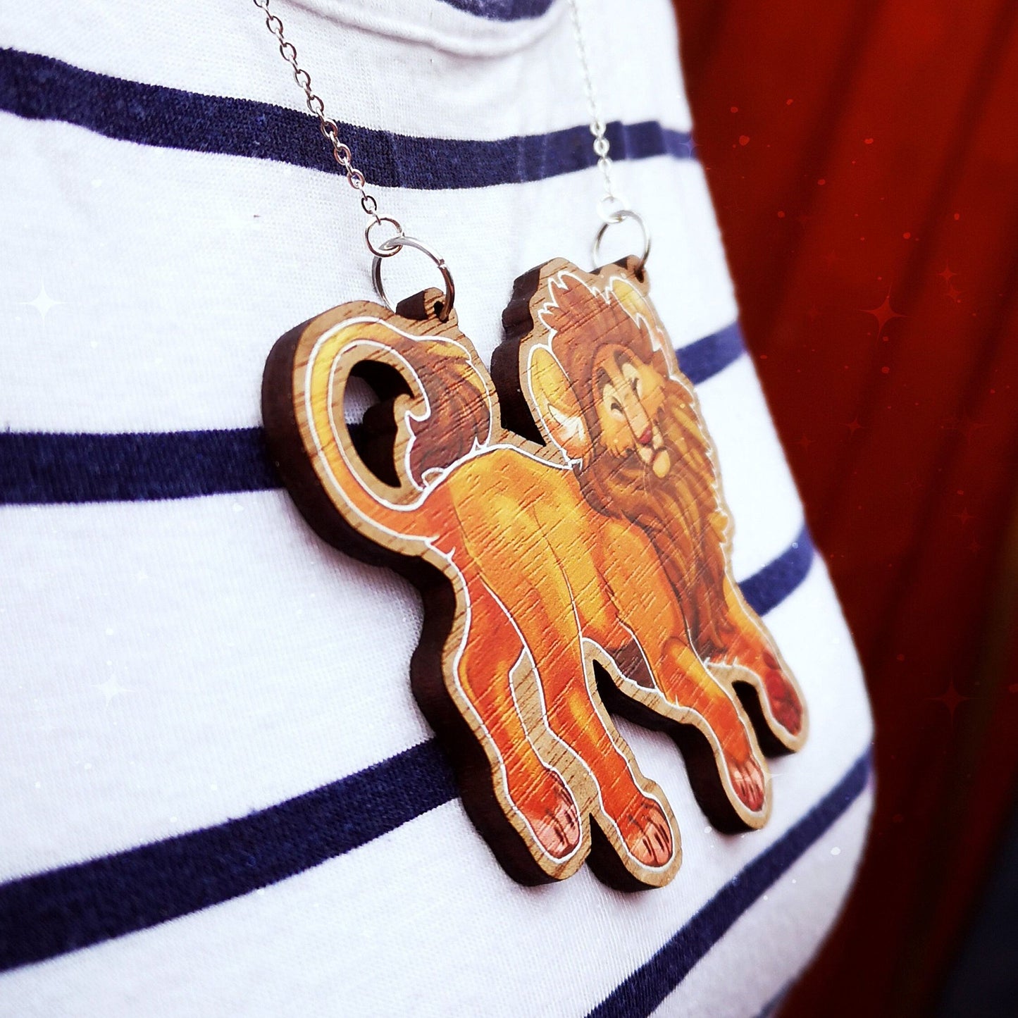 Collar de madera con diseño de león