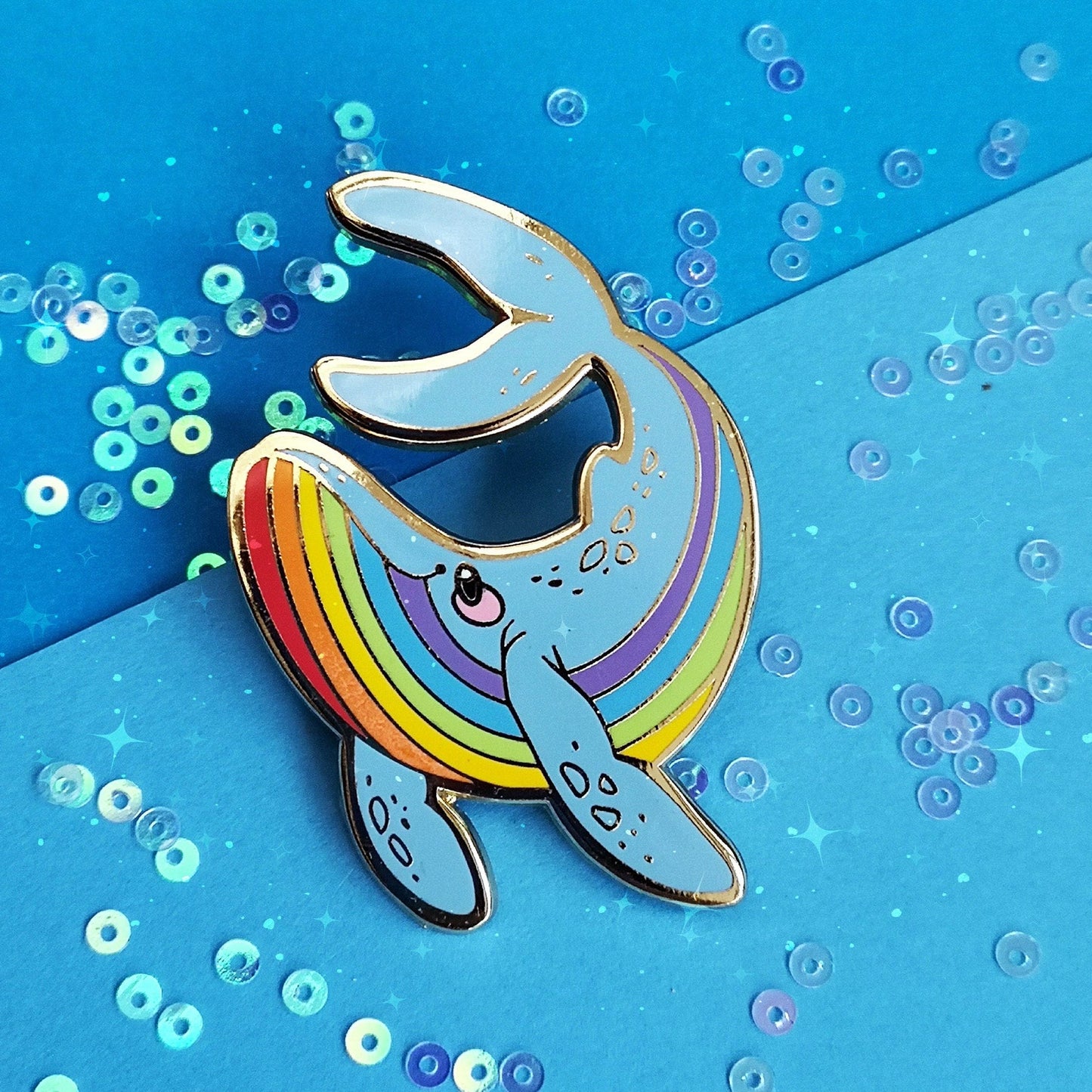 Pin de esmalte duro Ocean Pride con forma de ballena jorobada