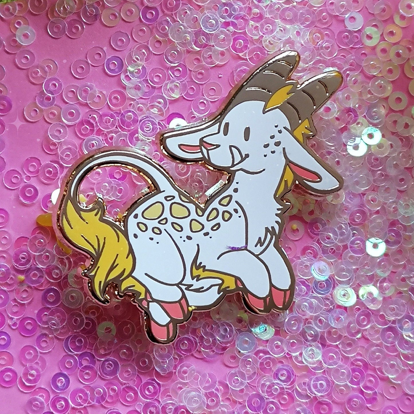 Pin de esmalte duro mítico Centicore de Yale / Pin de solapa con diseño divertido de regalo Bestia de fantasía