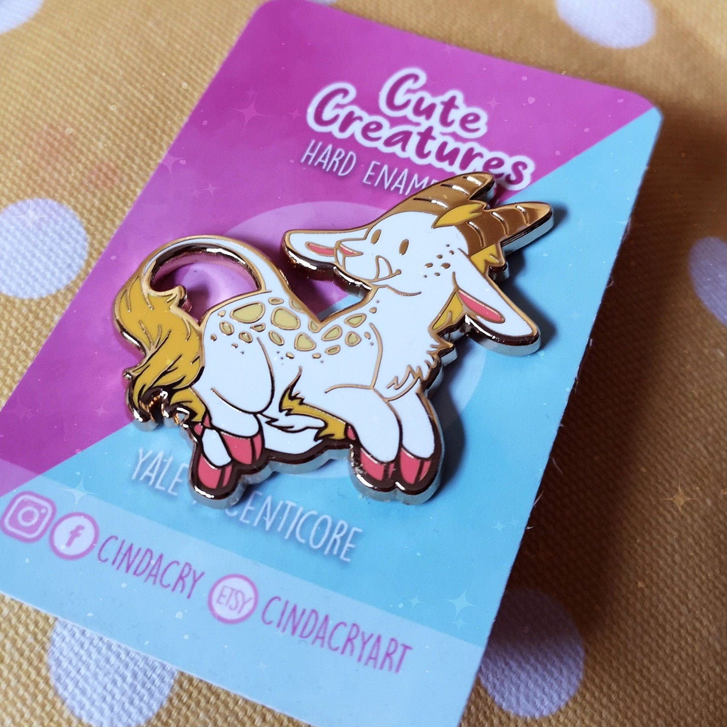 Pin de esmalte duro mítico Centicore de Yale / Pin de solapa con diseño divertido de regalo Bestia de fantasía