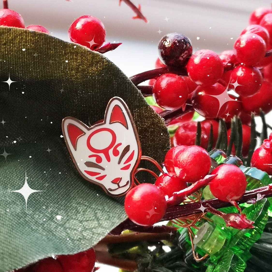 Lindo juego de pins de esmalte duro con máscara y zorro de nueve colas de Kitsune