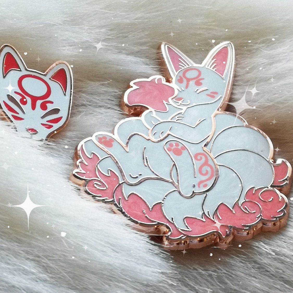 Lindo juego de pins de esmalte duro con máscara y zorro de nueve colas de Kitsune
