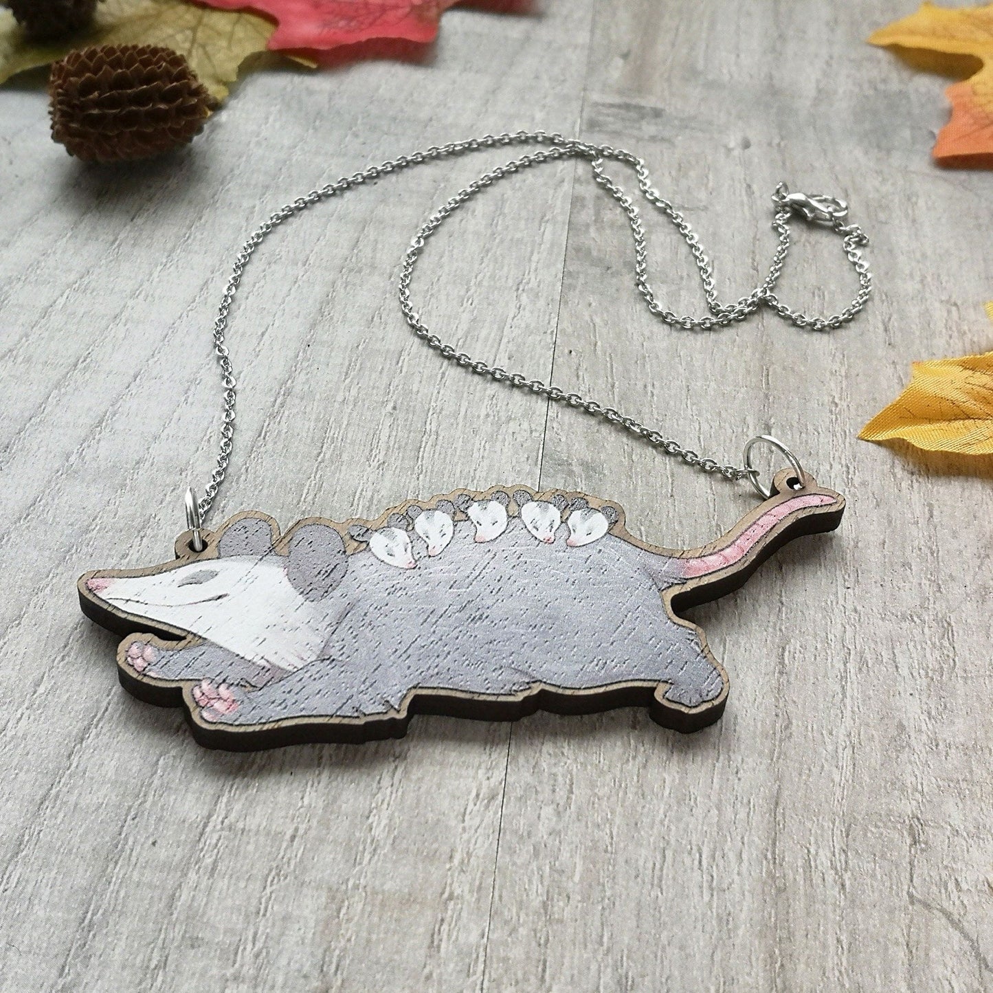 Collar de madera con diseño de zarigüeya | Kitsch Cottagecore Rockabilly Basura reciclada Divertida Joyería de panda Zarigüeya