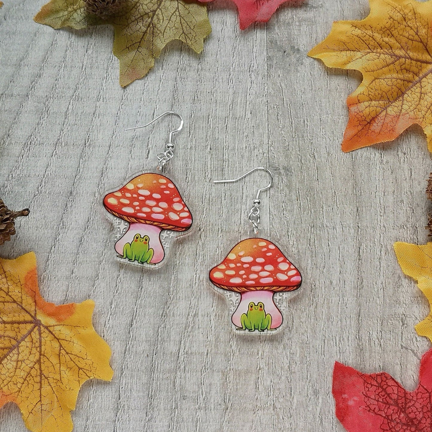 Pendientes acrílicos con dije de hongo y ranas