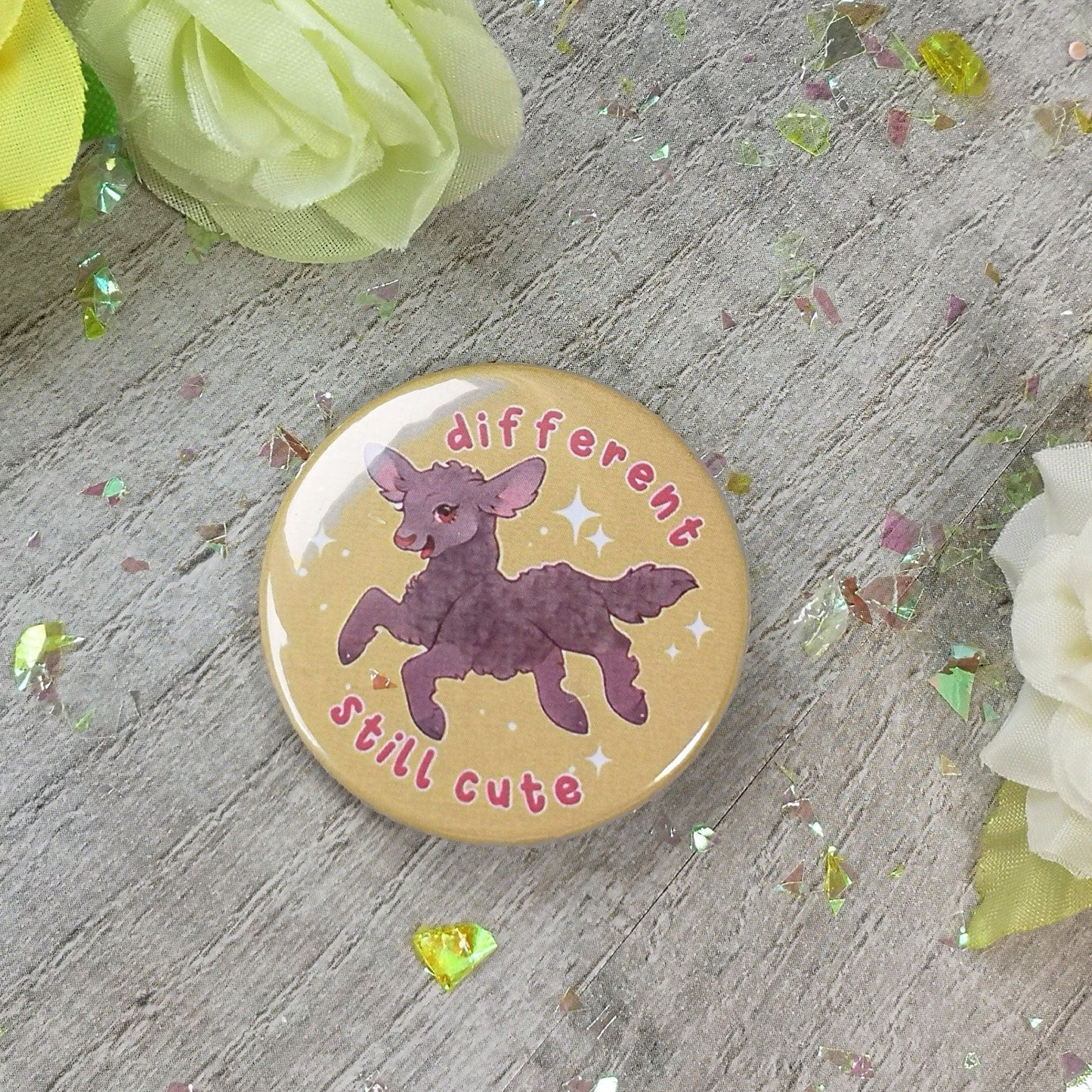 Insignia kawaii de oveja negra diferente pero linda