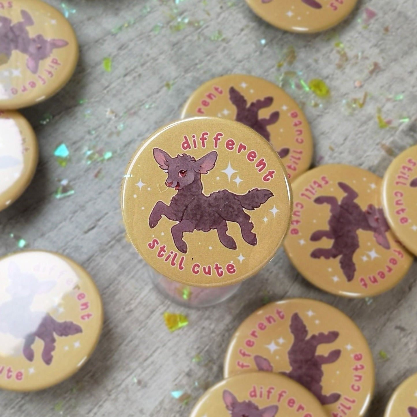 Insignia kawaii de oveja negra diferente pero linda