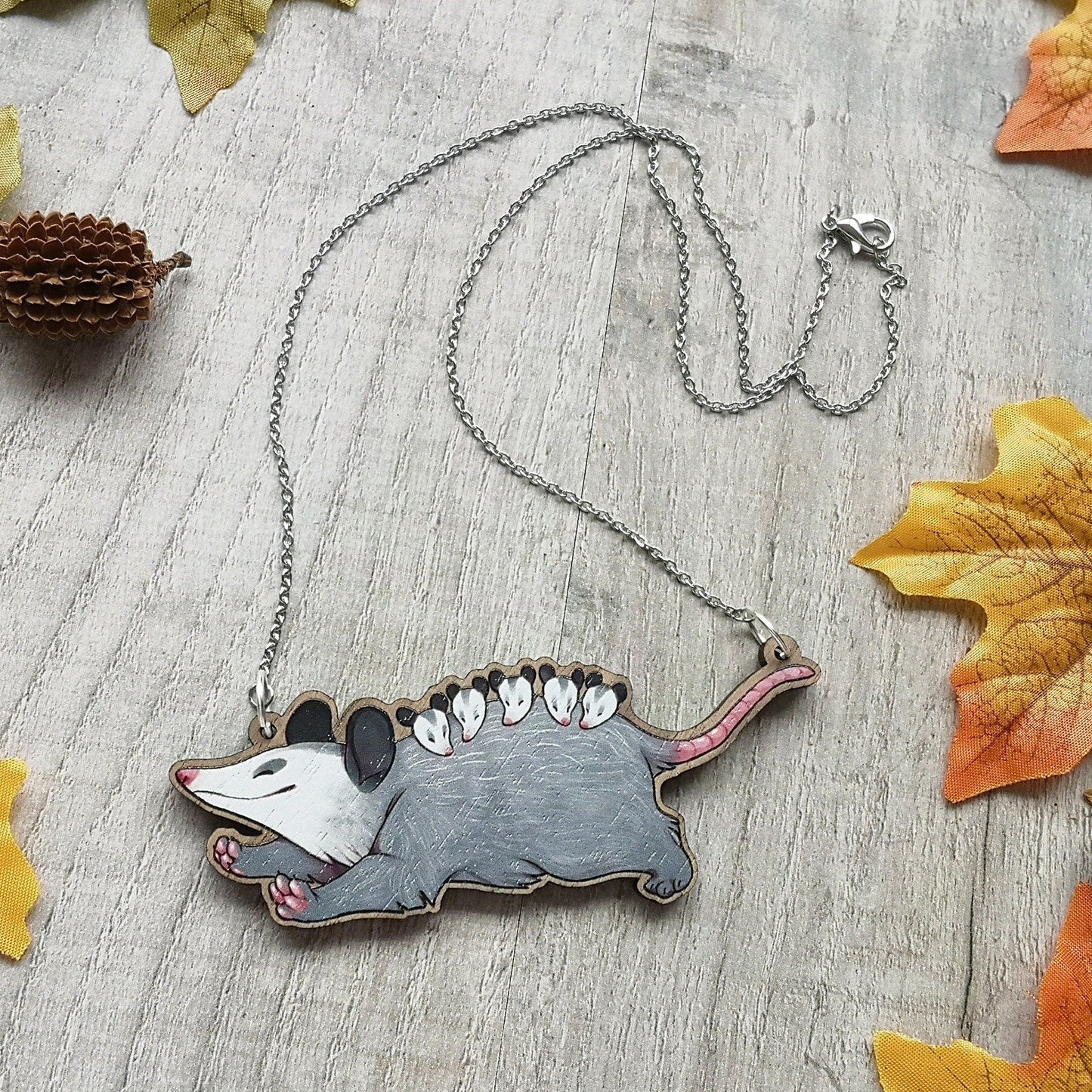 Collar de madera con diseño de zarigüeya | Kitsch Cottagecore Rockabilly Basura reciclada Divertida Joyería de panda Zarigüeya