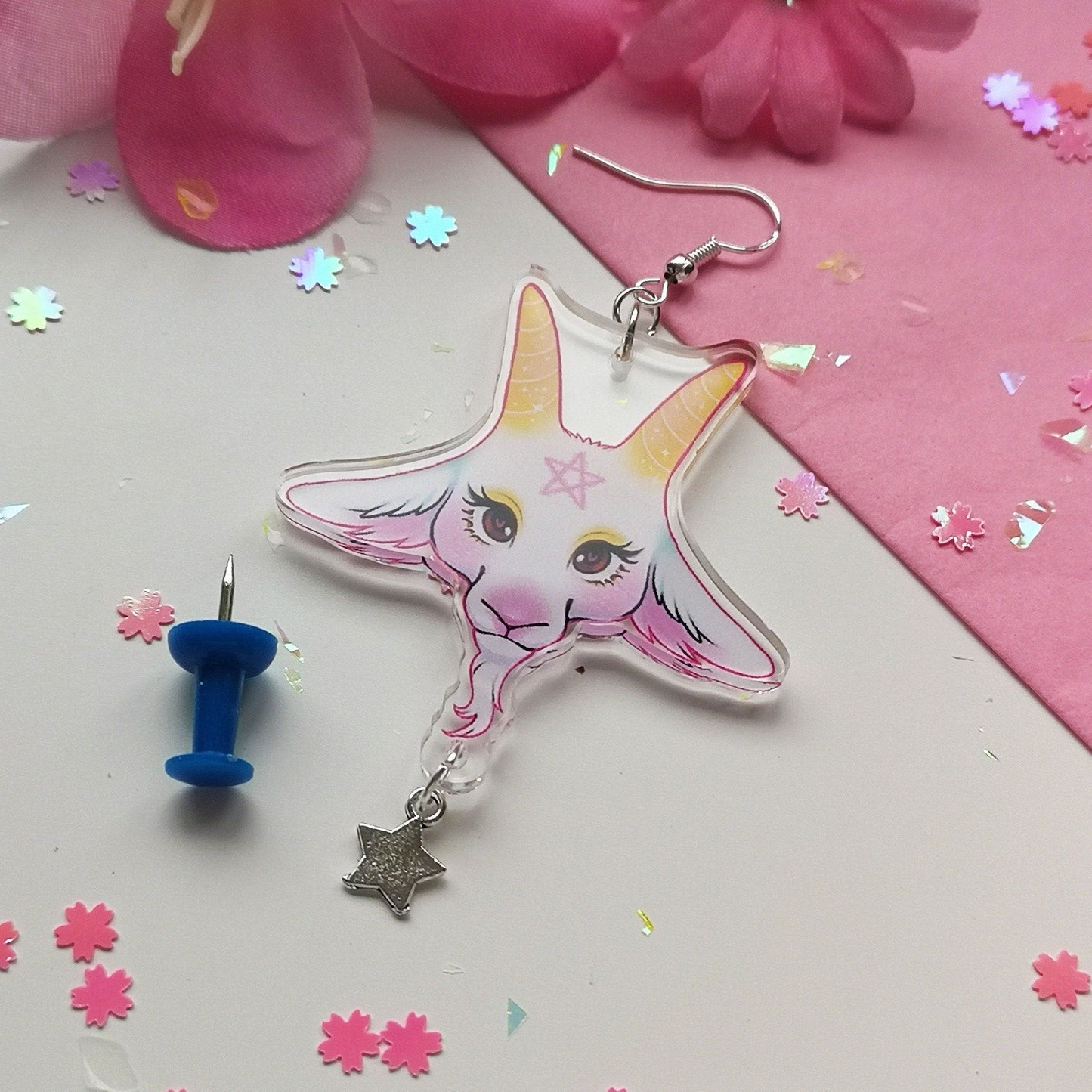 Pendientes acrílicos con dijes de Baphomet