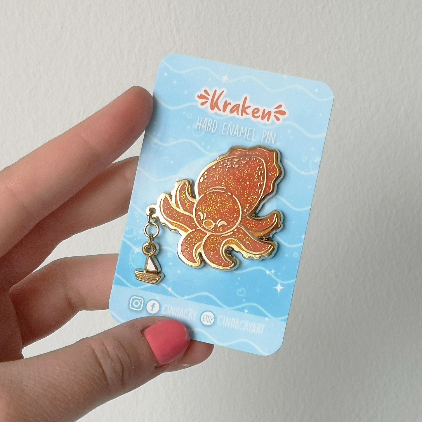 Pin de esmalte duro colgante con forma de kraken y barco | Pin de solapa con diseño divertido de regalo Bestia Fantasía