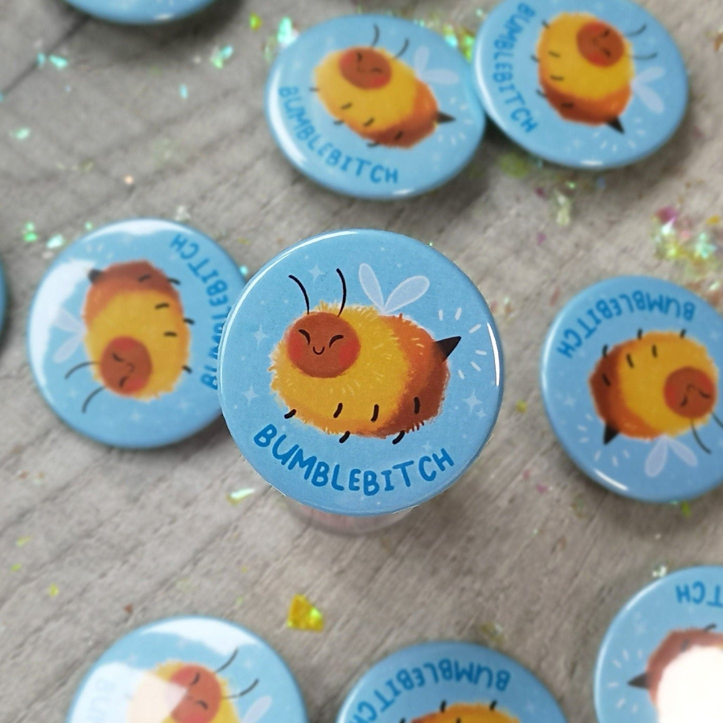 Insignia de Bumblebitch | Insignia de botón de abeja gruñona kawaii