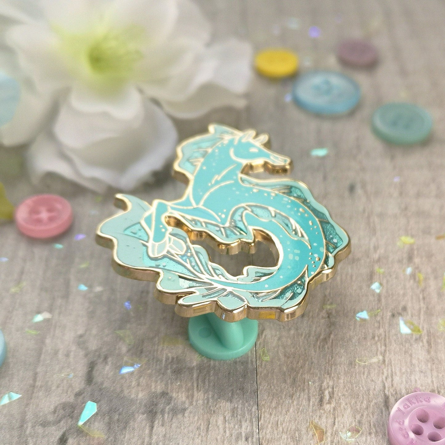 Pin de esmalte de hipocampo Kelpie | Linda criatura críptica, caballo, sirena