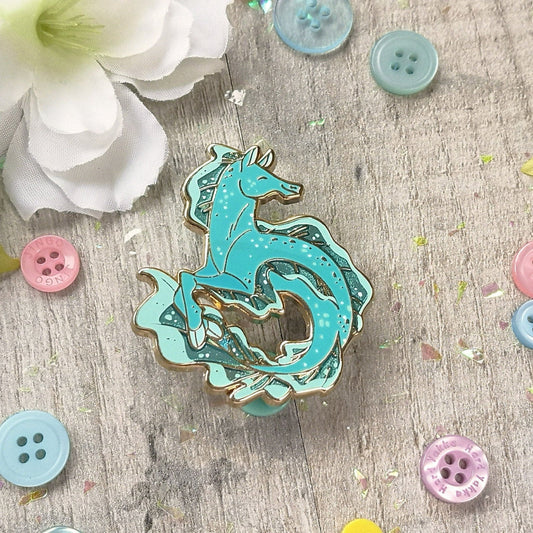 Pin de esmalte de hipocampo Kelpie | Linda criatura críptica, caballo, sirena