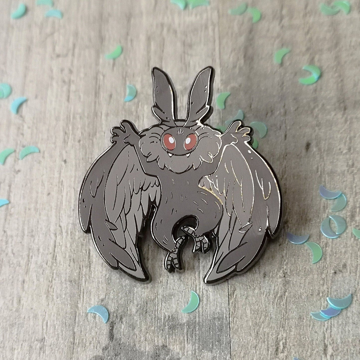 Pin de esmalte duro de Mothman Cryptid | Pin de solapa divertido de regalo Beast Fantasy