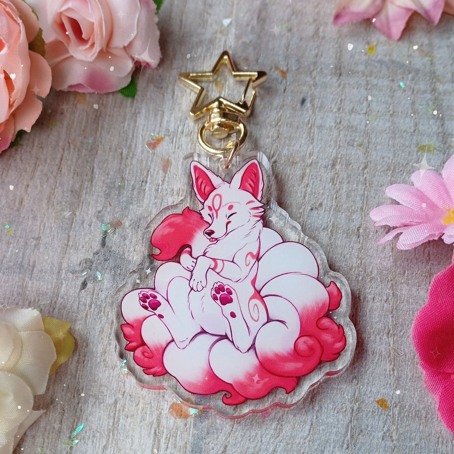 Llavero acrílico con forma de zorro de nueve colas y kitsune abrazable