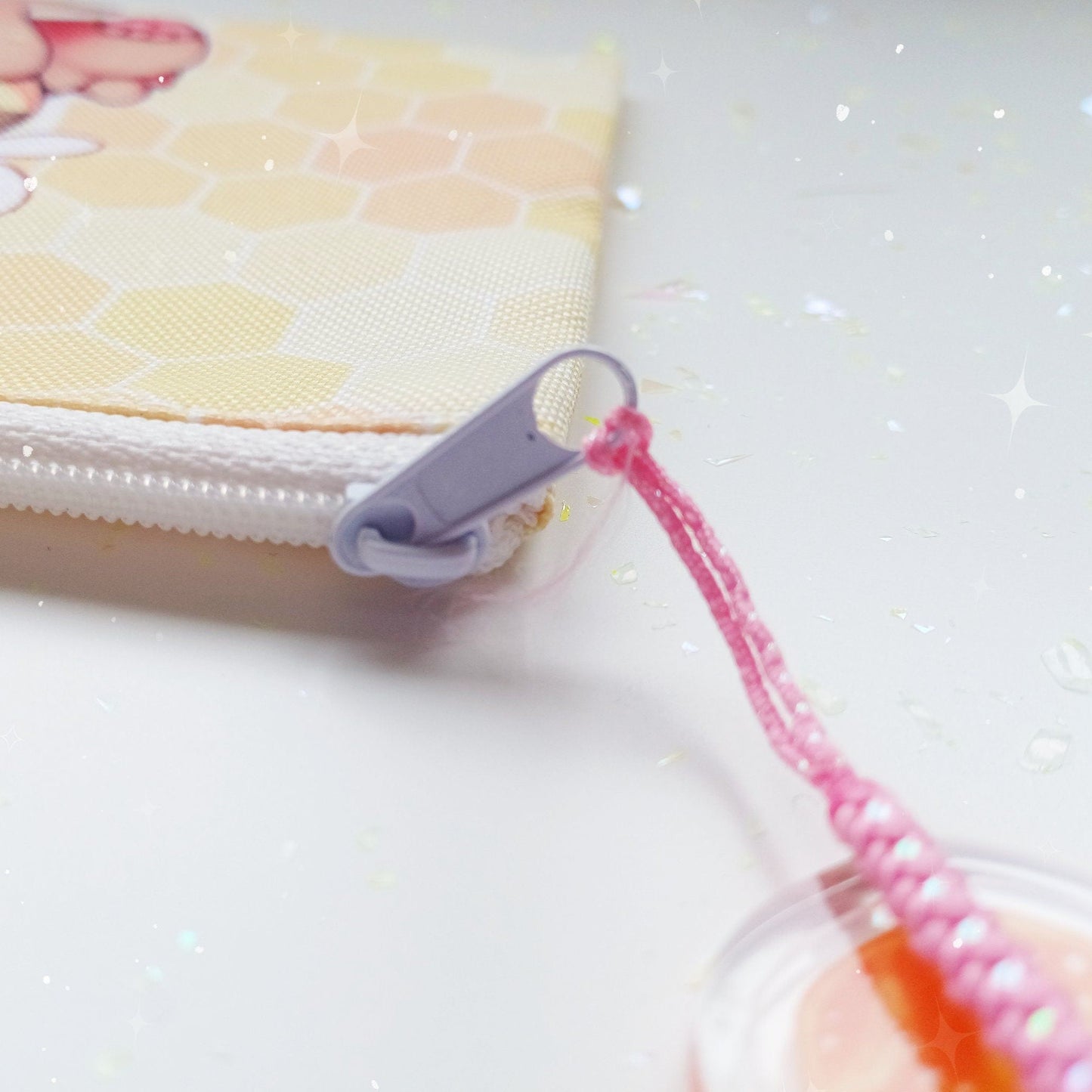 Estuche para lápices y maquillaje con diseño de osito de miel y dije