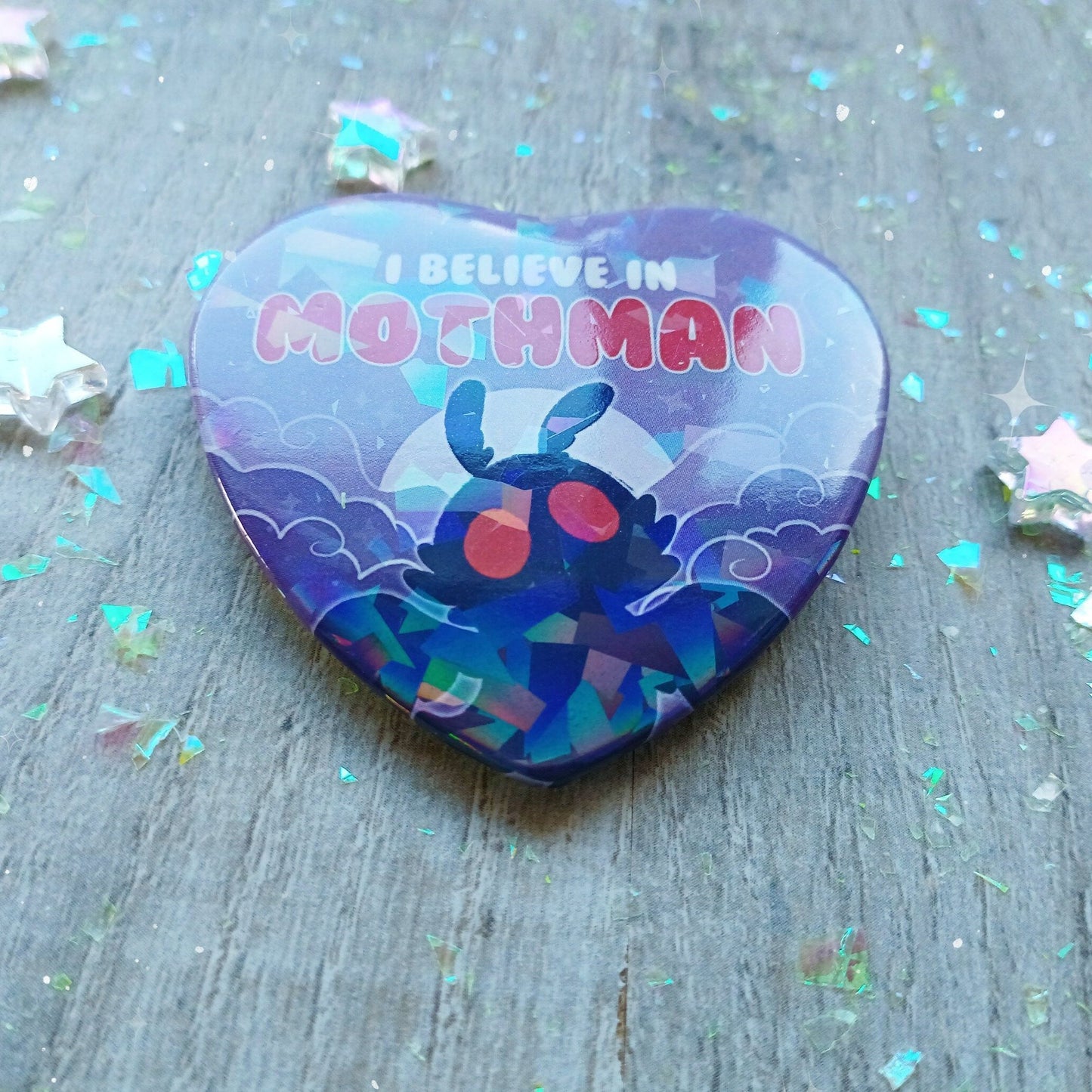 Insignia de hojalata holográfica "Creo en Mothman"