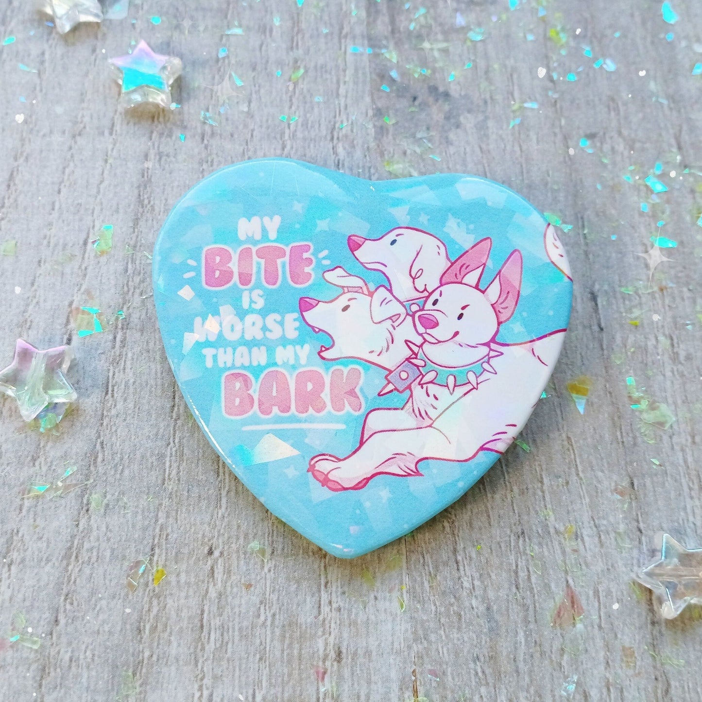 Insignia de hojalata holográfica con la frase "Cerberus Bite Worse Than My Bark"