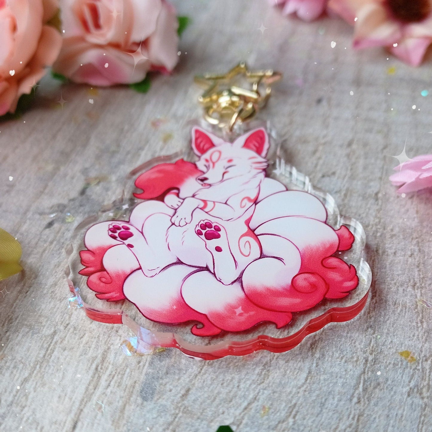 Llavero acrílico con forma de zorro de nueve colas y kitsune abrazable