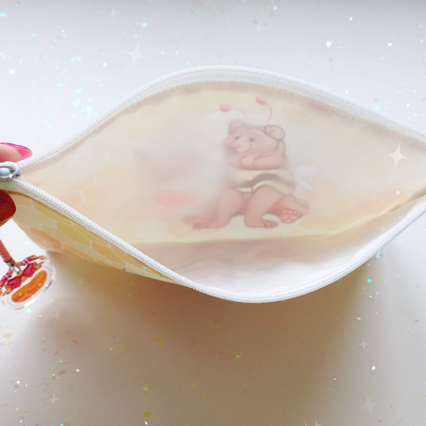 Estuche para lápices y maquillaje con diseño de osito de miel y dije