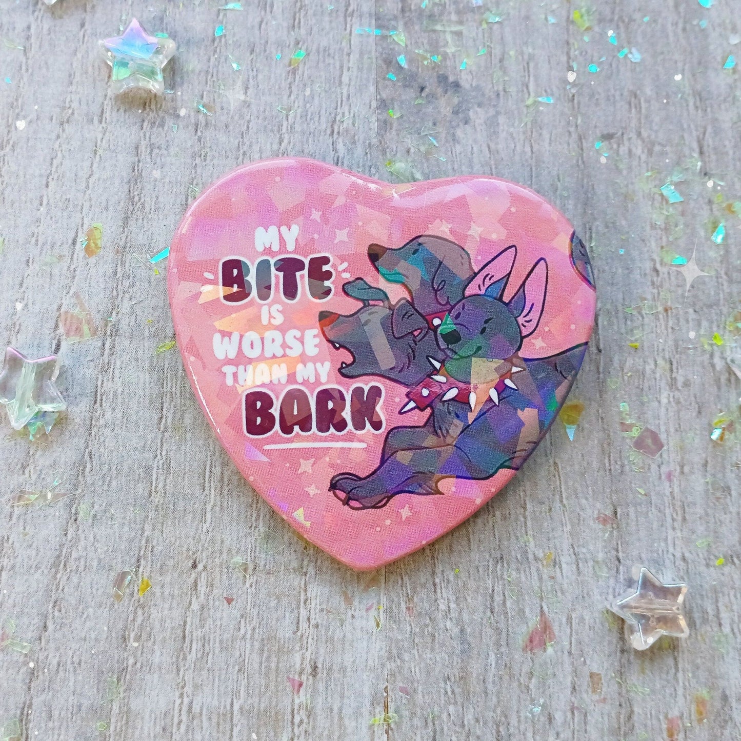 Insignia de hojalata holográfica con la frase "Cerberus Bite Worse Than My Bark"