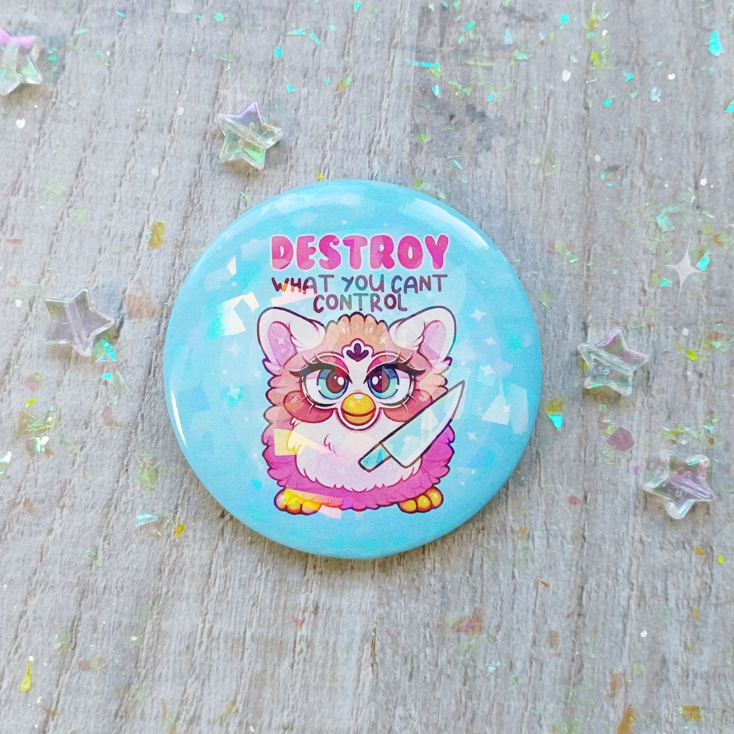 Insignia holográfica con parodia de Furb: "Destruye lo que no puedes controlar"