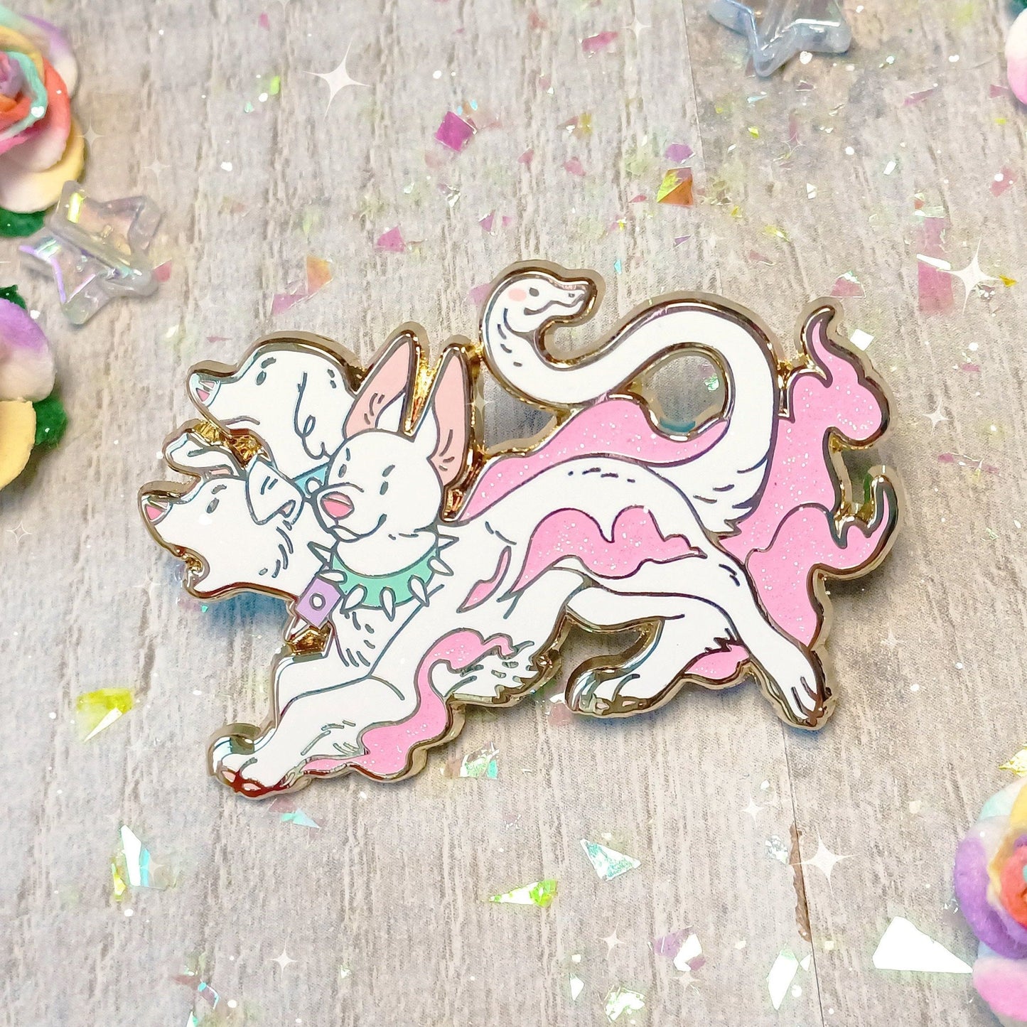 Pin de esmalte duro Cerberus que brilla en la oscuridad