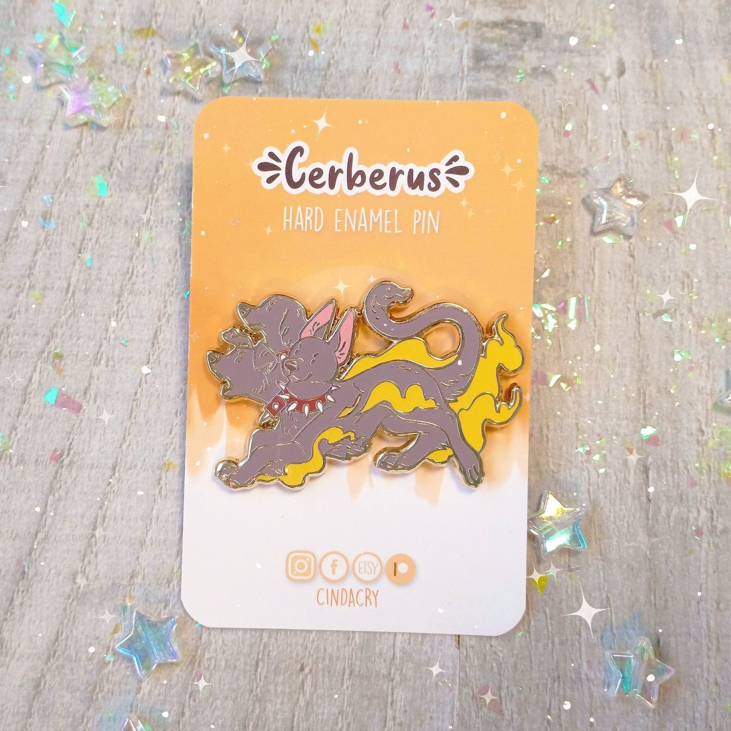 Pin de esmalte duro Cerberus que brilla en la oscuridad