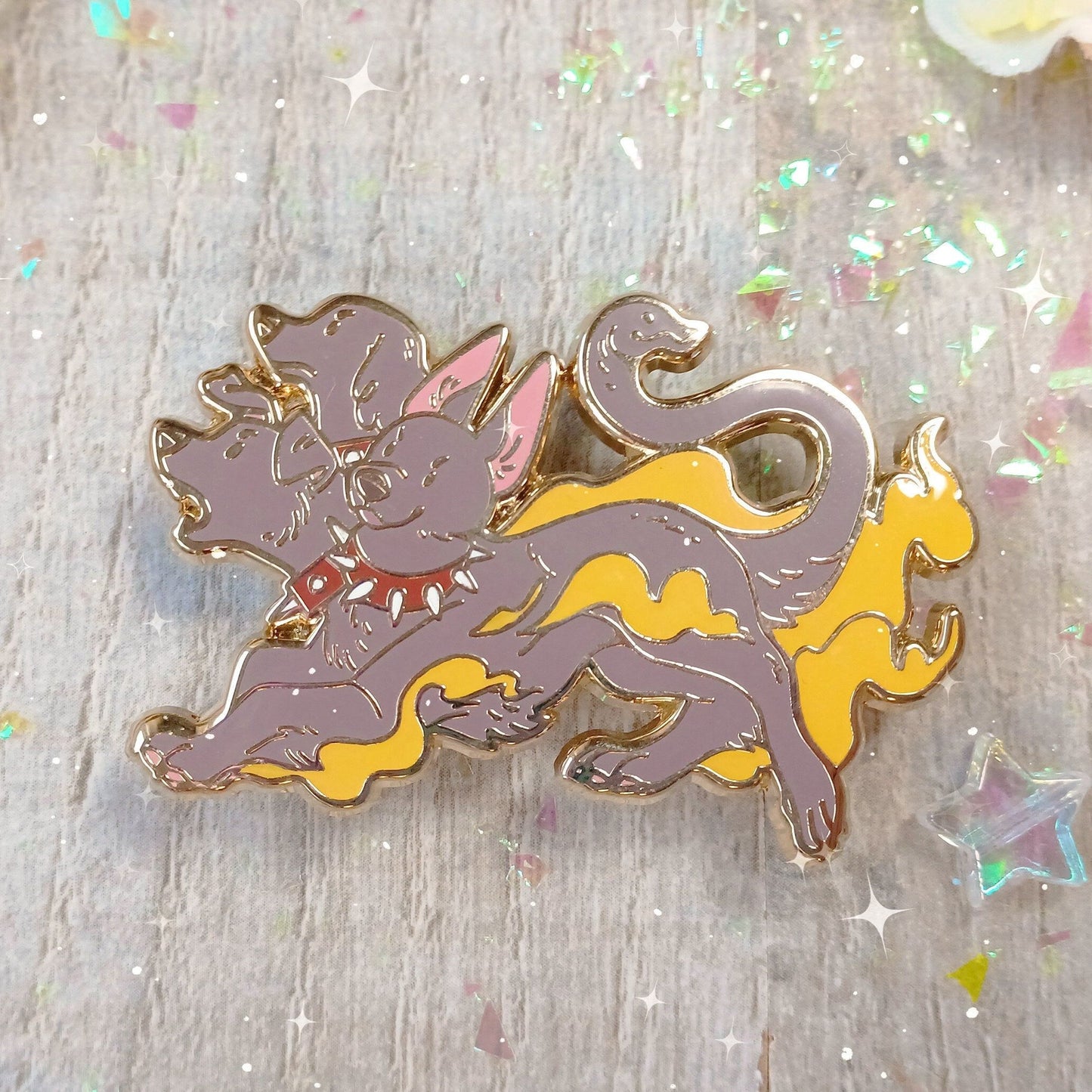 Pin de esmalte duro Cerberus que brilla en la oscuridad