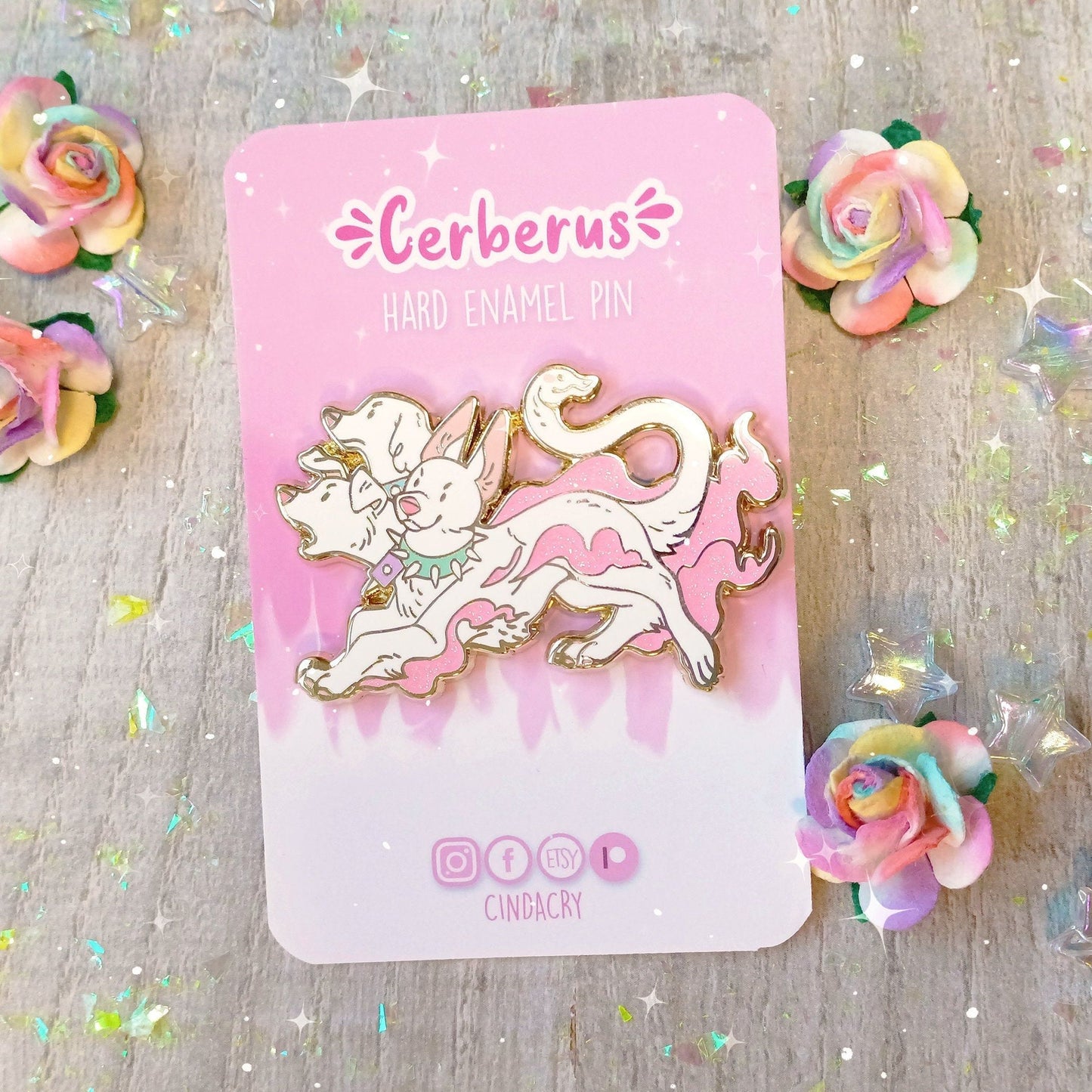 Pin de esmalte duro Cerberus que brilla en la oscuridad