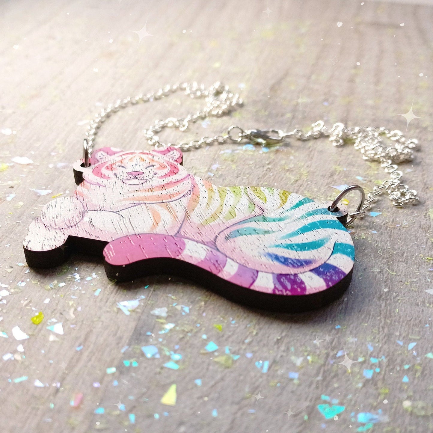 Collier en bois avec motif tigre arc-en-ciel
