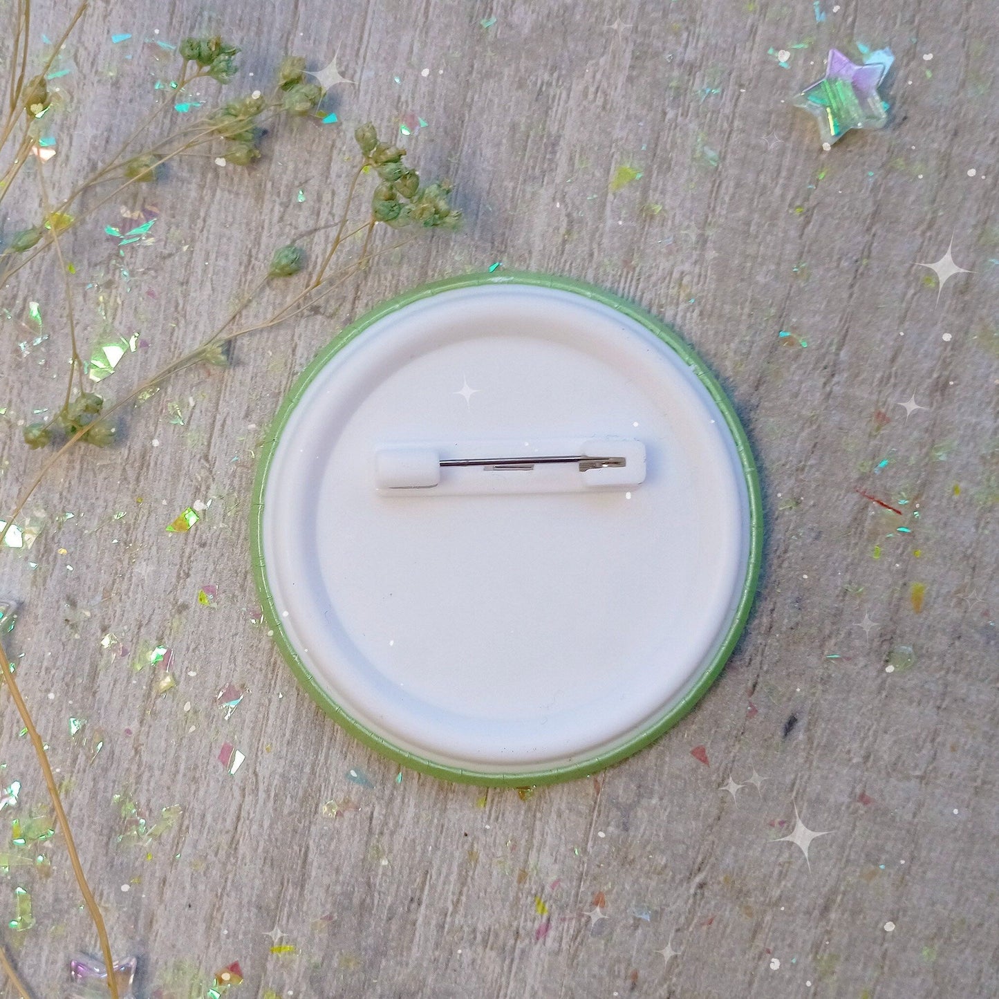 Insignia holográfica de la Sociedad de avistamiento de críptidos de Mothman