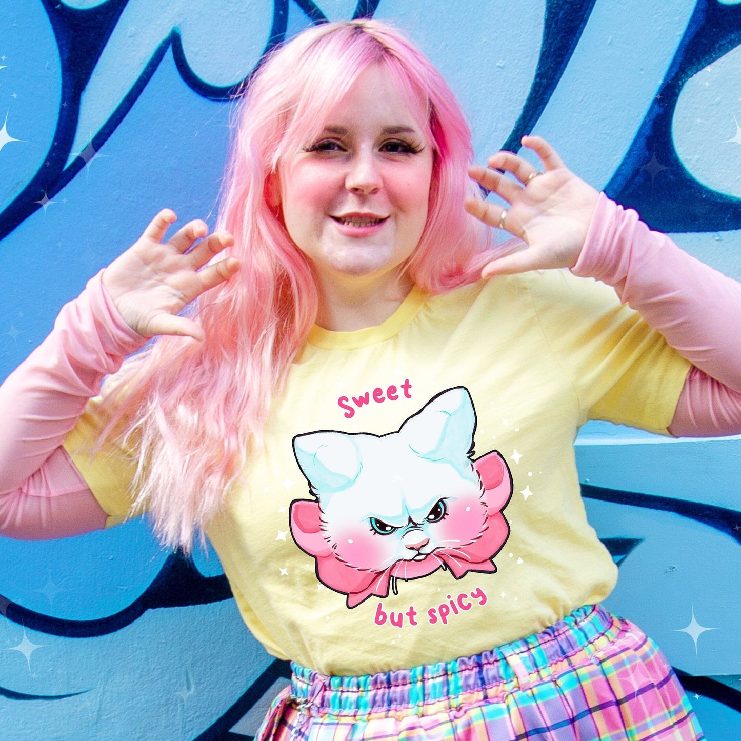 Camiseta con gatito dulce y picante en tonos pastel