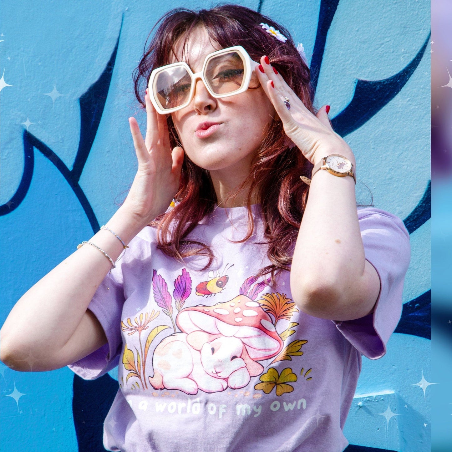 Camiseta de conejo con sombrero de hongo, "En un mundo propio"