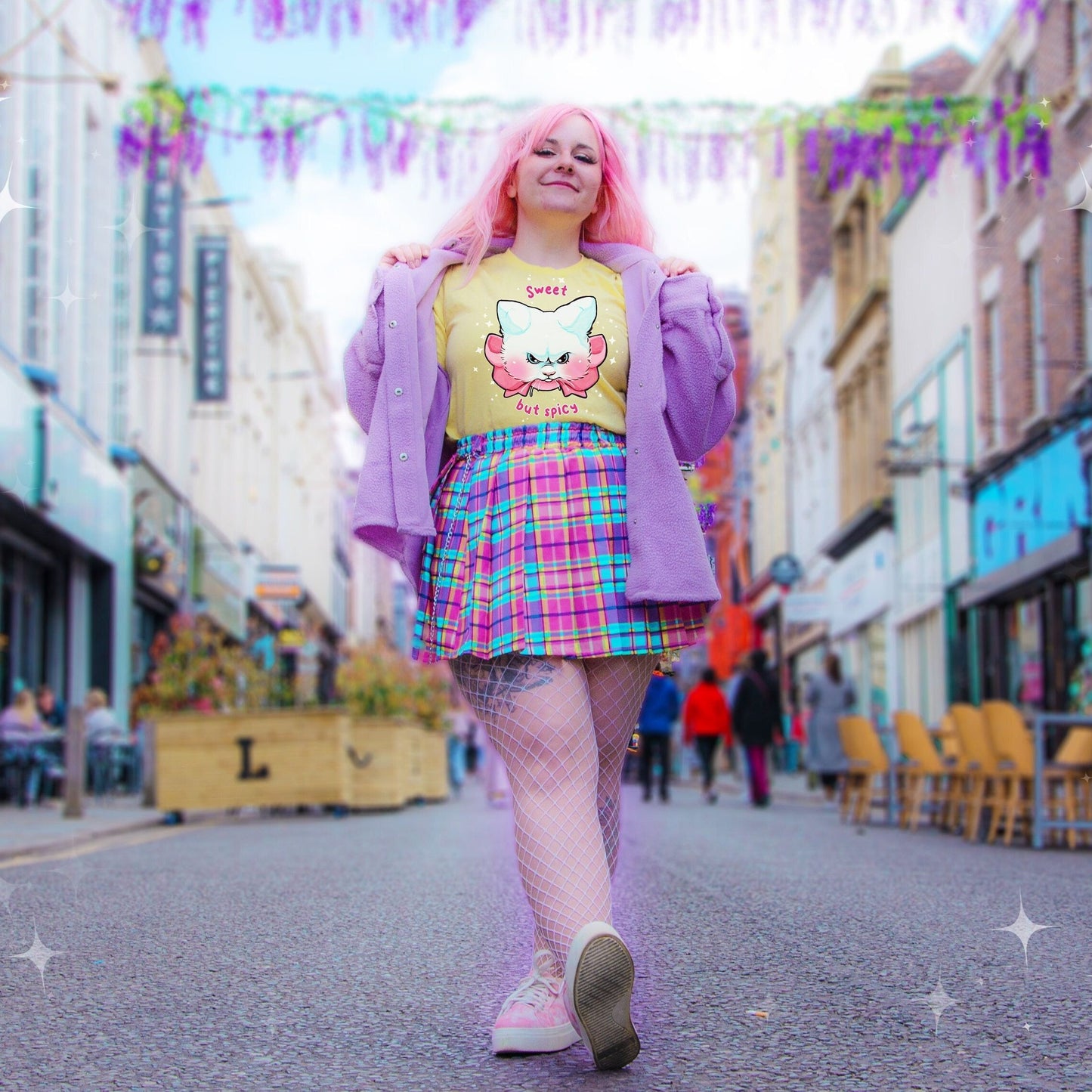 Camiseta con gatito dulce y picante en tonos pastel