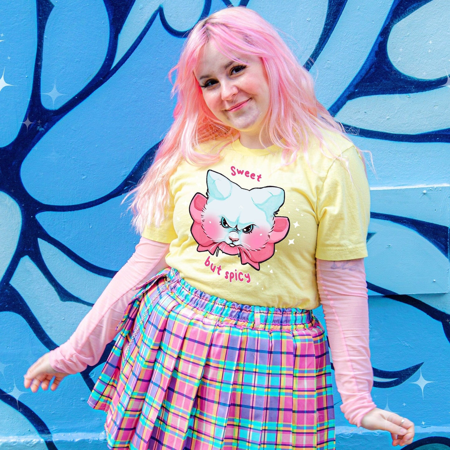 Camiseta con gatito dulce y picante en tonos pastel